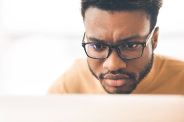 Laptopta çalışan afro adamın vesikalığı.