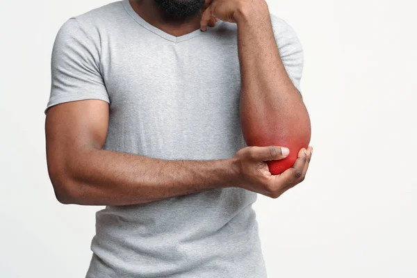 Cortado de jovem afro homem sofrendo de cotovelo doloroso — Fotografia de Stock