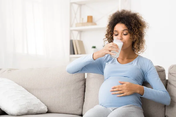 Dieta útil para grávidas. Afro expectante mulher bebendo leite — Fotografia de Stock
