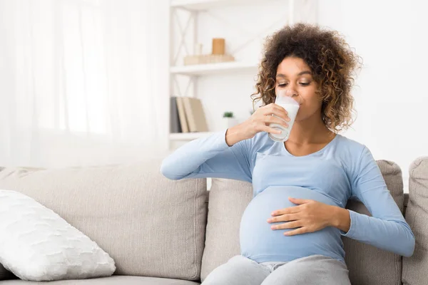 Przydatna dieta dla ciężarnej. Afro oczekująca kobieta pijąca mleko — Zdjęcie stockowe