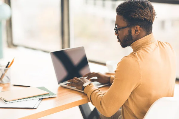 Gericht zwarte man controleren van e-mail op de computer — Stockfoto