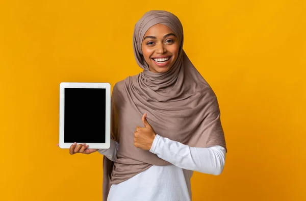 Black muslim gadis memegang tablet digital dan menunjukkan ibu jari up — Stok Foto