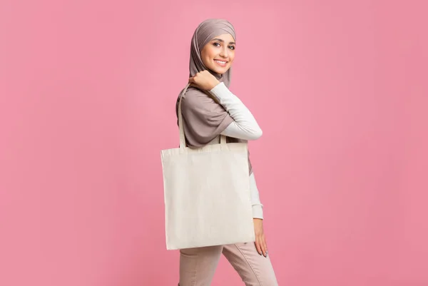 Arabic Lady In Hedscarf With Blank Eco Bag Over Pink Background — Stok Foto