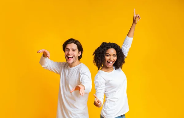 Carefree cara e menina dançando de volta para trás, se divertindo juntos — Fotografia de Stock