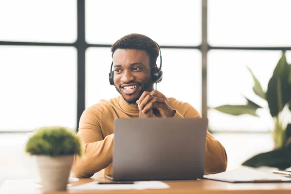 Happy zwarte manager werkt in call center — Stockfoto