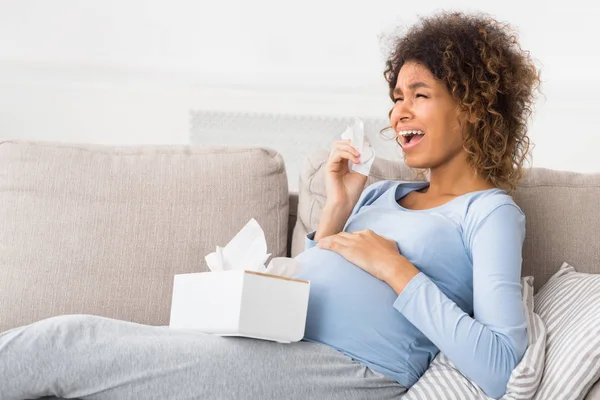 Depresión y embarazo. Mujer embarazada llorando, sentada en el sofá — Foto de Stock