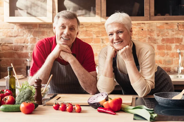 Großmutter und Großvater lächeln in die Küche — Stockfoto