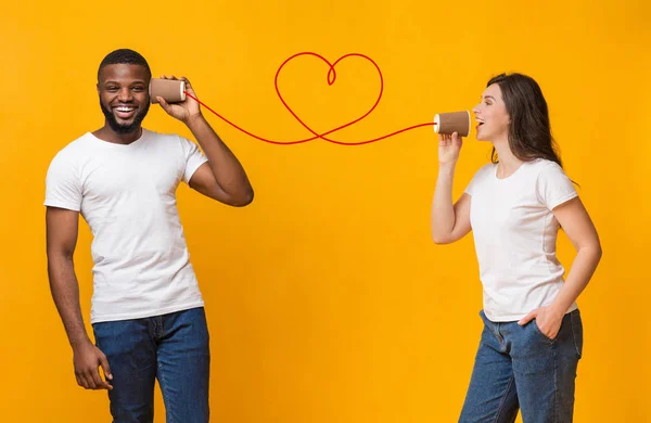 Mujer romántica haciendo declaración de amor a su novio con teléfono de lata —  Fotos de Stock