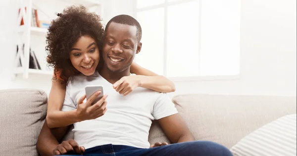 Alegre casal africano compras on-line no celular — Fotografia de Stock