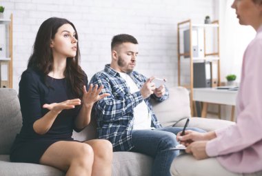 Evlilik terapisi sırasında cep telefonuyla koca ağı kurmak