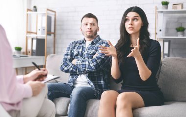 Sinirli kadın aile psikoterapistiyle duygusal olarak konuşuyor.