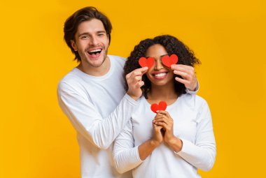 Neşeli Adam Kırmızı Kağıt Kalpler 'i Kız Arkadaşlarının Gözlerinin Üzerinde Tutuyor