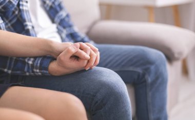 Birbirlerine psikolojik destek veren genç bir çift.