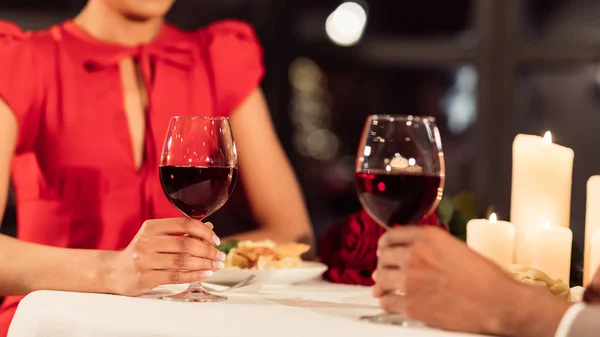 Couple méconnaissable tenant des lunettes ayant dîner au restaurant, Panorama, Cultivé — Photo