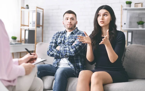 Sinirli kadın aile psikoterapistiyle duygusal olarak konuşuyor.