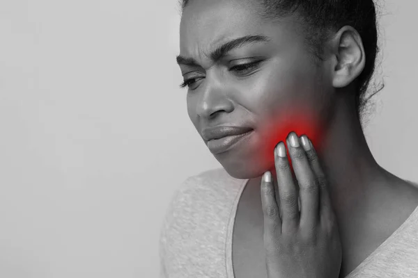 Monocromático foto de afro senhora sofrendo de dor de dente — Fotografia de Stock