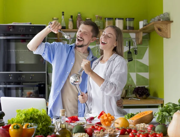 Man och kvinna förälskade ha kul att förbereda lunch — Stockfoto