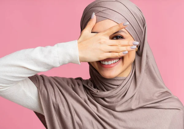 Gadis muslim bermain-main mengintip melalui jari-jari dan melihat kamera — Stok Foto