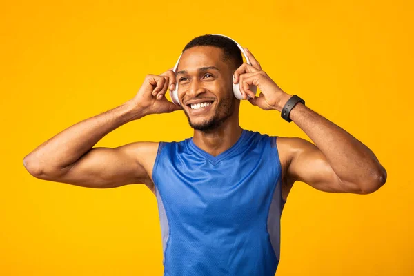 Portret van knappe atletische afro kerel met headset op — Stockfoto