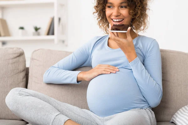 Moderne technologieën. Verwachte vrouw stuurt spraakbericht — Stockfoto