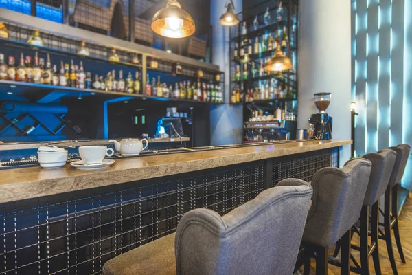 Restoran bergaya bergaya dengan gaya loteng dengan dinding kreatif, rak bar bertekstur — Stok Foto