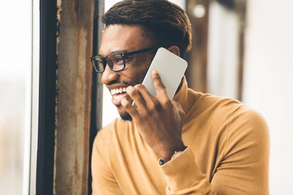 Chico negro alegre hablando por teléfono —  Fotos de Stock