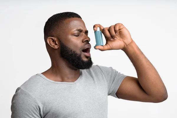 Фото молодого человека с приступом астмы — стоковое фото
