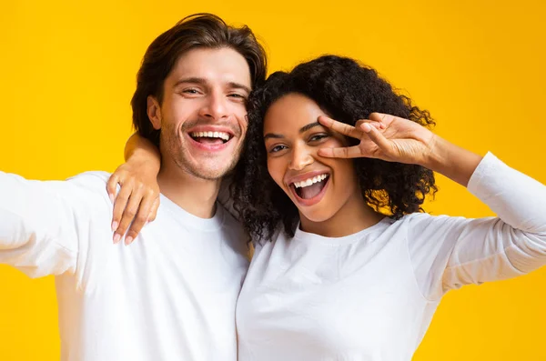 Glädjande Multiracial Par Med Selfie, Afro Girl Visar Fred Logga in — Stockfoto