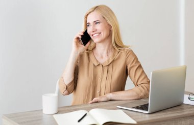 İş iletişimi. CEO iş yerinde telefonla konuşuyor.