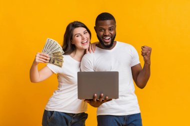 Dolarlı ve dizüstü bilgisayarlı çok neşeli bir çift birlikte kazandı.