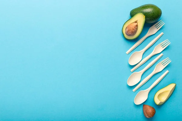 Bords- och köksartiklar för engångsbruk samt avokado med frön — Stockfoto
