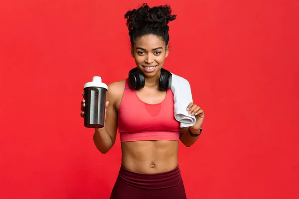 Chica afro fitness feliz recomendando proteína de alta calidad —  Fotos de Stock