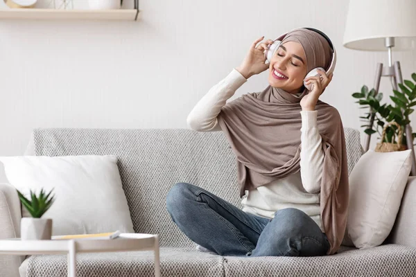 Gadis Muslim Tenang Dalam Musik Pendengar Hijab Dengan Headphone Nirkabel — Stok Foto