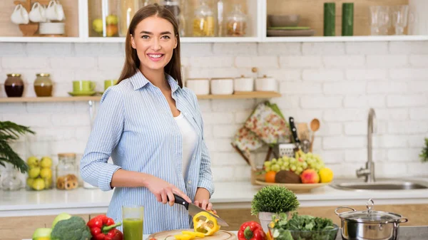 Lycklig kvinna skära grönsaker i köket, förbereda hälsosam lunch — Stockfoto