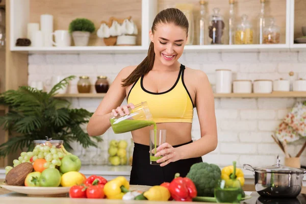 Passform flicka förbereder grön detox juice hemma — Stockfoto