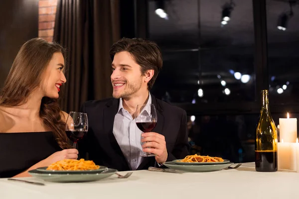 Jovem casal apaixonado curtindo data no restaurante — Fotografia de Stock