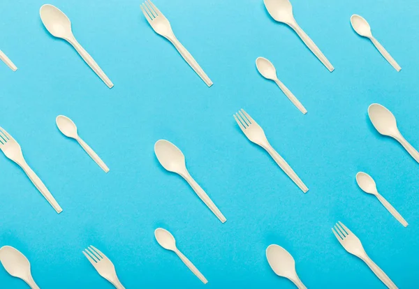 Seamless pattern of bioplastic single use cutlery isolated on blue — Stock Photo, Image