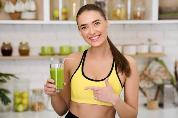 Szczęśliwy fit dziewczyna co detox smoothie w domu — Zdjęcie stockowe