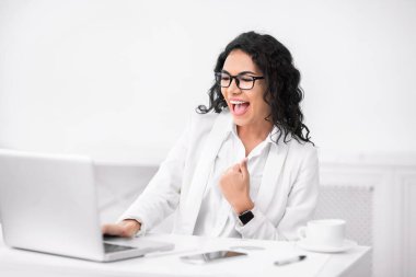 Coşkulu İspanyol kız. Kazanan hareketi yapıyor.