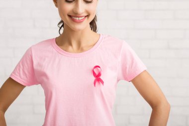 Tişörtünde Kanser Kurdelesi Olan Tanınmayan Kız Ayakta Duruyor, Beyaz Arkaplan