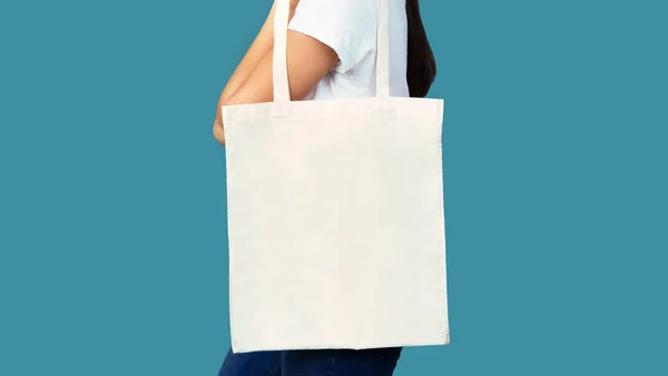 Menina segurando branco Eco saco de pé no estúdio, Panorama, cortado — Fotografia de Stock