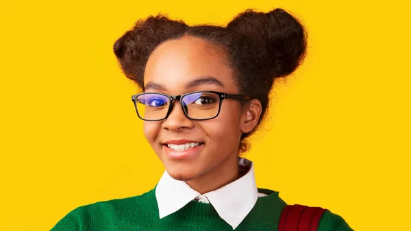 Headshot of black teen in glasses looking at camera — Stock Photo, Image