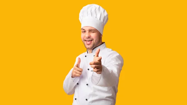 Chef Man apontando os dedos piscando na câmera em pé, Estúdio, Panorama — Fotografia de Stock