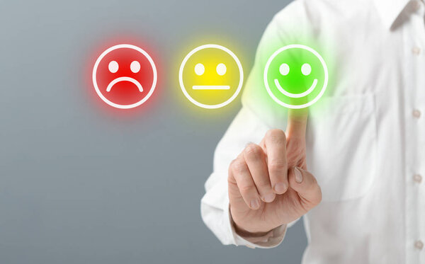 Счастливый бизнесмен, показывающий свой подвиг с Excellent Smiley Face
