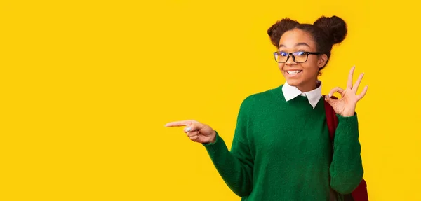 Young black woman pointing at copy space — Stock Photo, Image