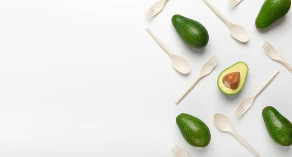Biologisch afbreekbaar wegwerpservies van avocado zaden op wit — Stockfoto