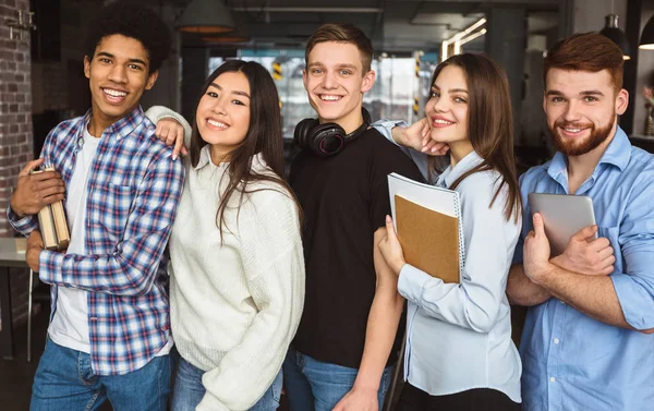 Vita universitaria. Studenti internazionali presso la biblioteca del campus — Foto Stock