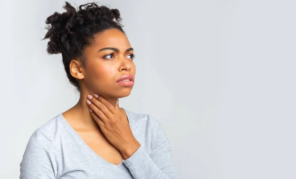 Sconvolto afro ragazza avendo dolore alla gola — Foto Stock