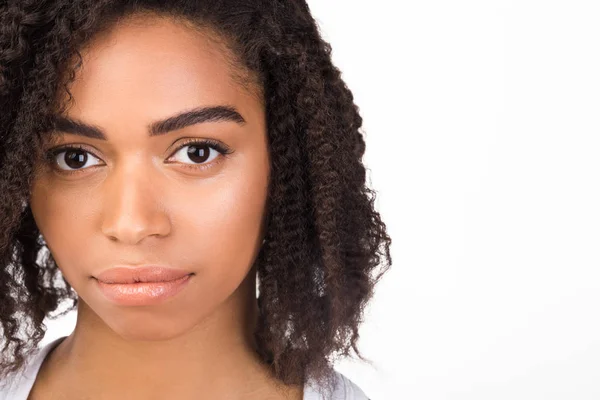 Close-up portret van ernstige mooi afro vrouw — Stockfoto