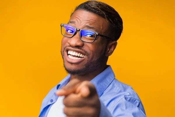 African American Guy Peka Finger Posing, Studio Skott, Selektiv Fokus — Stockfoto